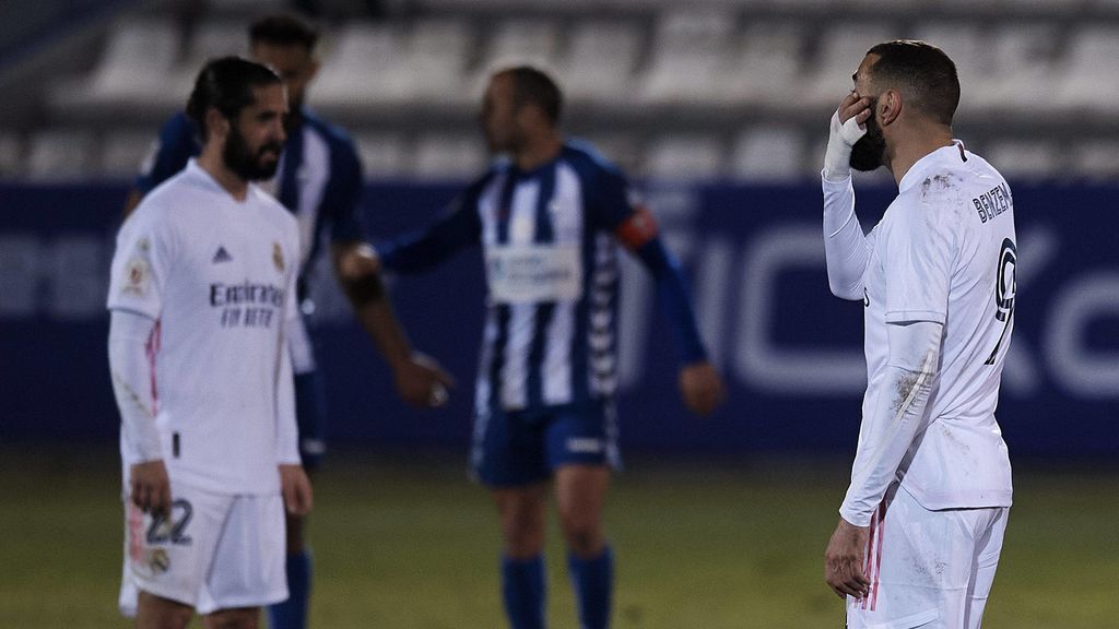 Isco y Benzema lamentan un gol del Alcoyano