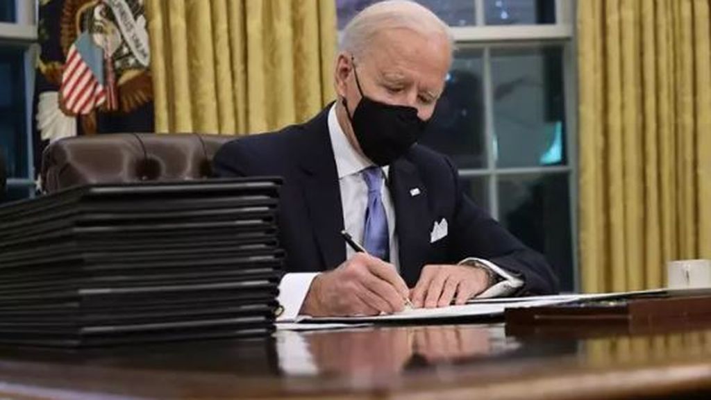 Biden firma sus primeros decretos como presidente, incluido el uso de mascarilla en edificios públicos