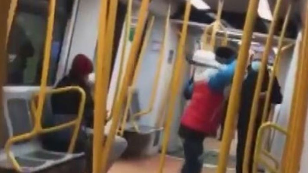 Detenidos tres jóvenes por golpear con un cinturón a un viajero en el metro de Madrid