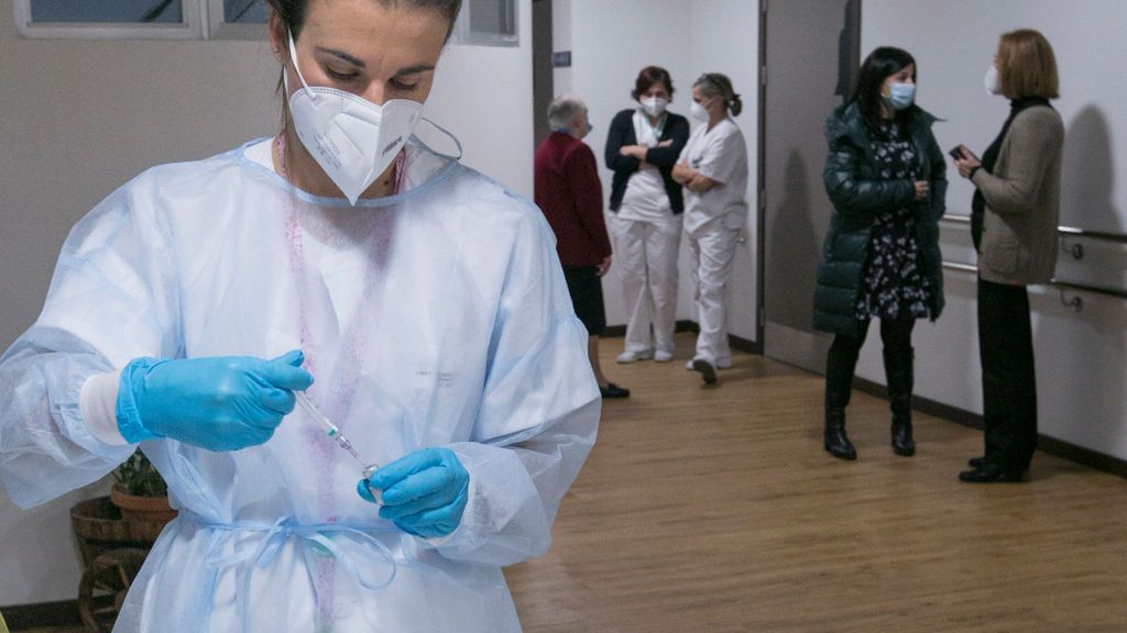 El Govern balear justifica administrar la vacuna a directivos de hospitales porque son "personal esencial" El Govern balear justifica administrar la vacuna a directivos de hospitales porque son "personal esencial"