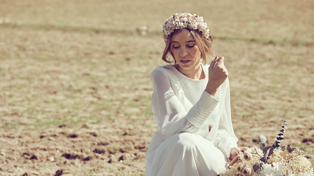 Novias con diadema, soprende con look sofisticado y sencillo