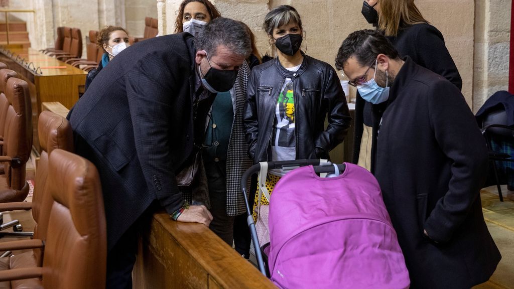 La diputada Teresa Rodríguez lleva a su hija al pleno del Parlamento andaluz La diputada Teresa Rodríguez lleva a su hija al pleno del Parlamento andaluz