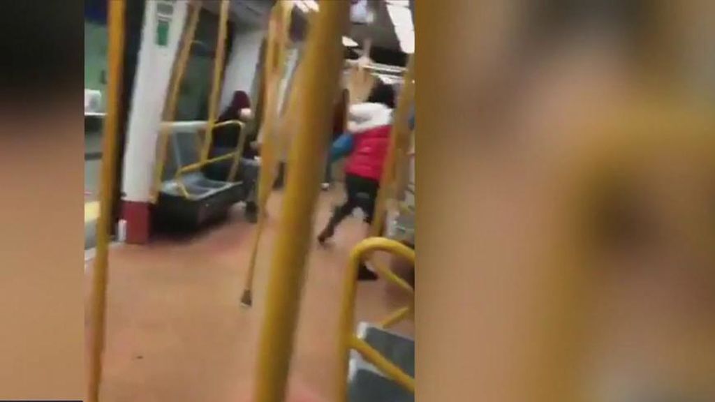 Un hombre agrede brutalmente a otro en el metro de Madrid: le pega con un cinturón tras pensar que le estaba grabando