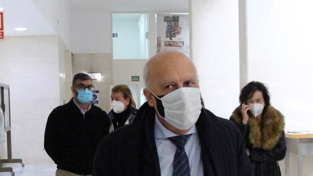 El consejero ceutí vacunado dice que no dimite porque no ha incumplido ningún protocolo El consejero ceutí vacunado dice que no dimite porque no ha incumplido ningún protocolo