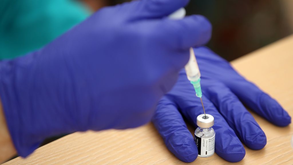 Pfizer cobra a España seis dosis por vial de vacuna pero la mayoría de comunidades solo administra cinco Pfizer cobra a España seis dosis por vial de vacuna pero la mayoría de comunidades solo administra cinco