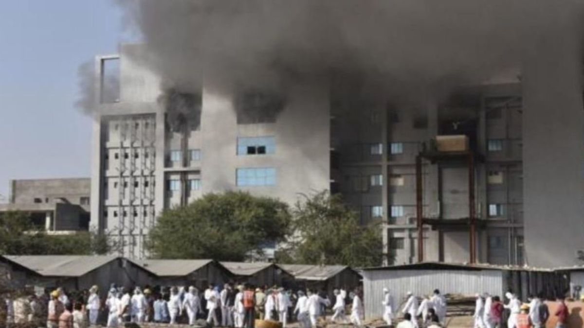 Cinco muertos en el incendio de la mayor fábrica de vacunas del mundo, en India Cinco muertos en el incendio de la mayor fábrica de vacunas del mundo, en India