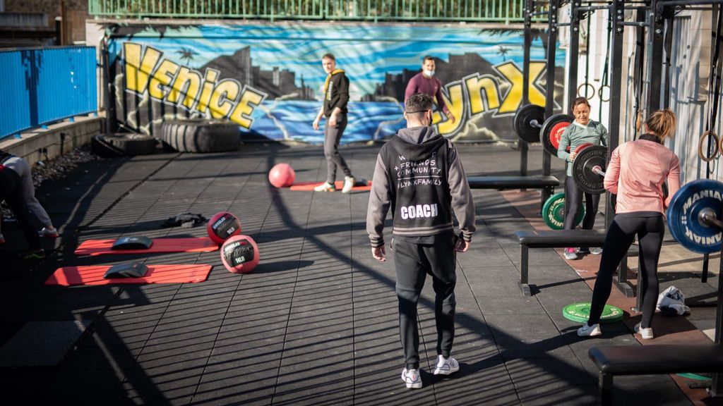 Los gimnasios “trampean” las restricciones y sacan las máquinas a la calle: “Hay que frenar el 40% de bajas” Los gimnasios “trampean” las restricciones y sacan las máquinas a la calle: “Hay que frenar el 40% de bajas”