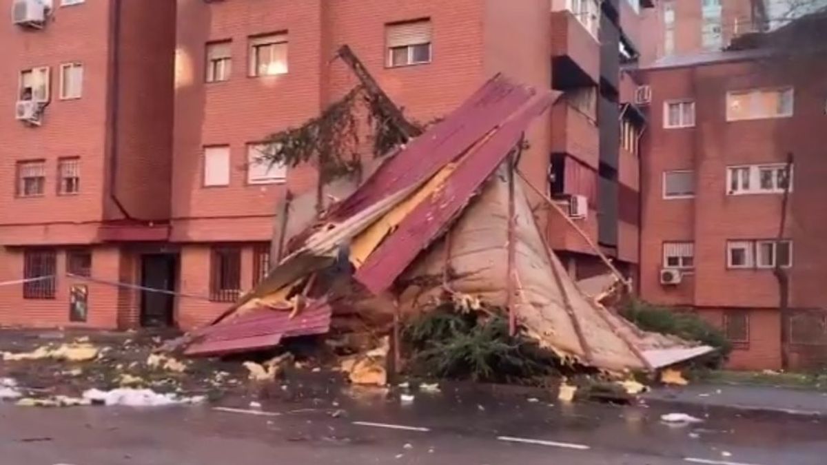 Los fuertes vientos en Madrid arrancan la cubierta de un edificio en Vallecas