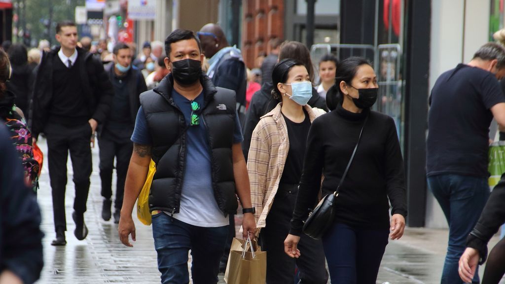 Reino Unido estudia pagar 500 libras a las personas con síntomas que se hagan la prueba y den positivo Reino Unido estudia pagar 500 libras a las personas con síntomas que se hagan la prueba y den positivo