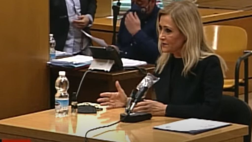 Cifuentes admite que "no defendió" el trabajo fin de Máster "solo lo entregué" Cifuentes admite que "no defendió" el trabajo fin de Máster "solo lo entregué"
