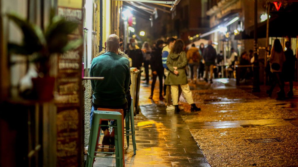 La explicación de Madrid para prohibir reuniones en casas pero no en bares y restaurantes La explicación de Madrid para prohibir reuniones en casas pero no en bares y restaurantes