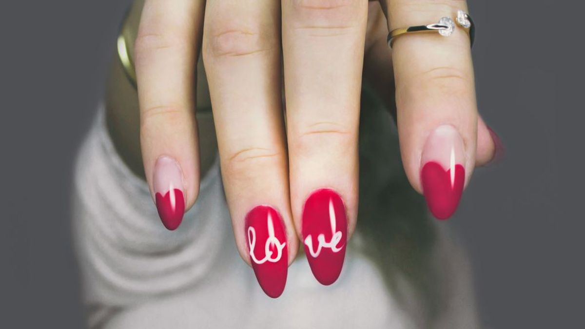 Celebra San Valentín con estos originales diseños para uñas acrílicas