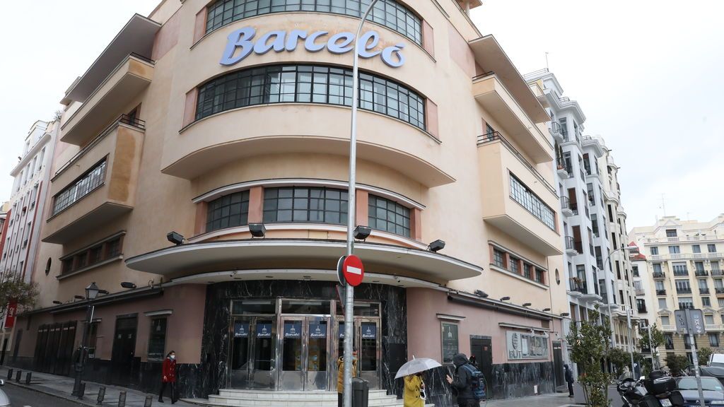 Largas colas en el Teatro Barceló un día después de la fiesta sin medidas de seguridad Largas colas en el Teatro Barceló un día después de la fiesta sin medidas de seguridad