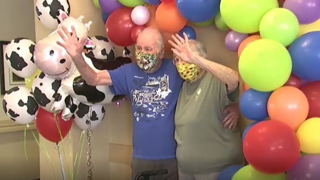 Una residencia de California celebra con una fiesta la llegada de la vacuna contra el covid