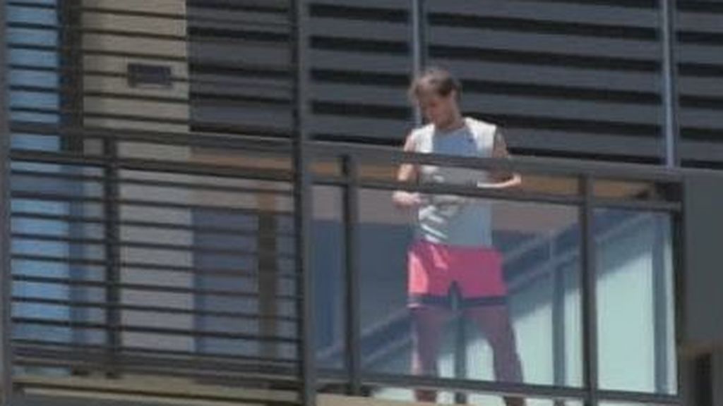 Nadal saluda desde el hotel de Melbourne donde guarda cuarentena