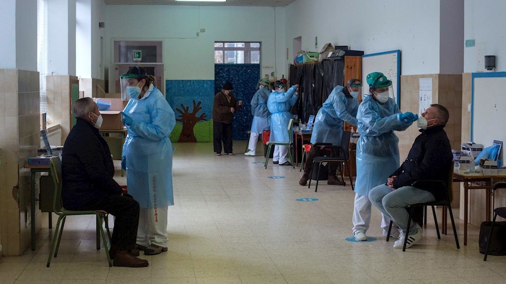 Galicia marca un nuevo récord de 1.888 contagios y triplica en un mes el número de casos activos y hospitalizaciones Galicia marca un nuevo récord de 1.888 contagios y triplica en un mes el número de casos activos y hospitalizaciones
