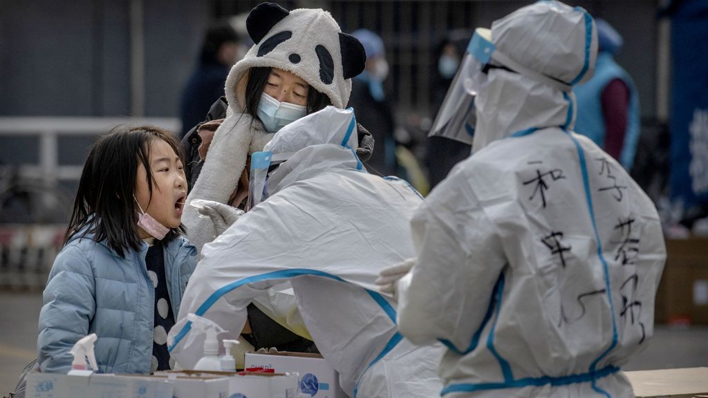 China construye centros de cuarentena para aislar a todos los contactos de los positivos por coronavirus