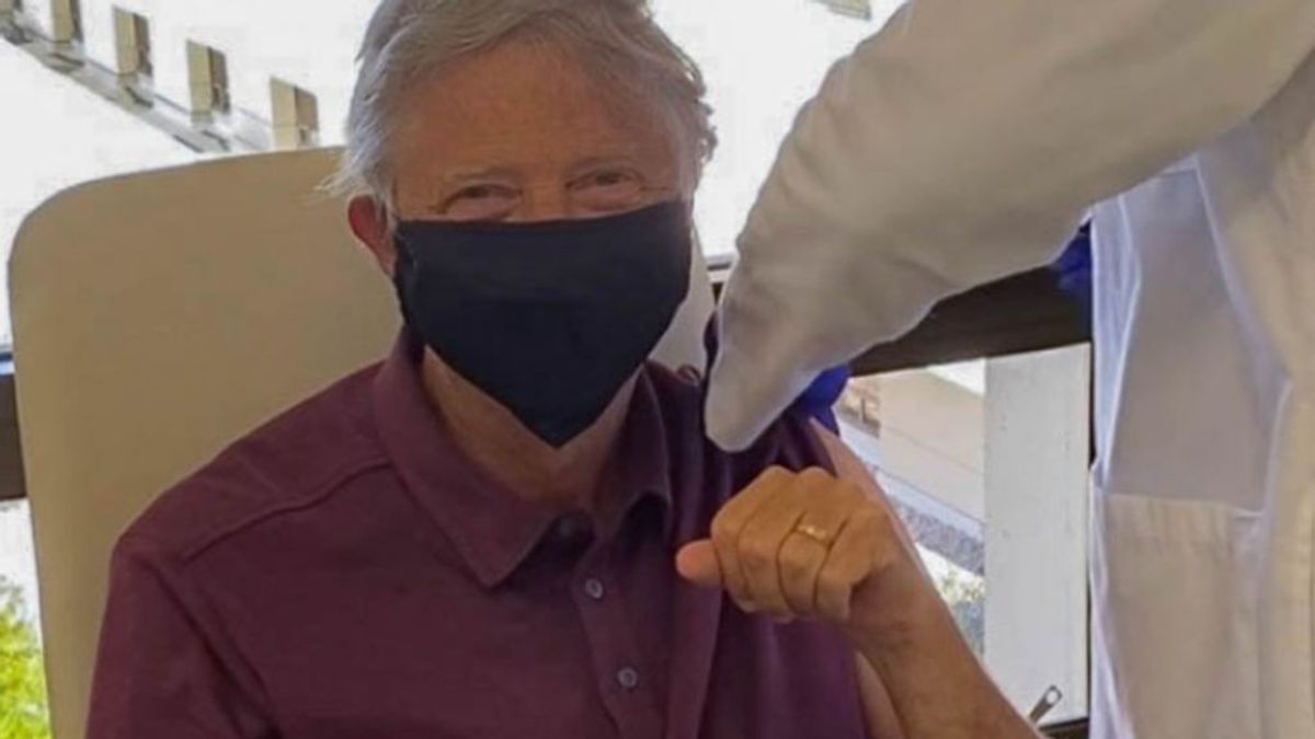 Bill Gates recibe la primera dosis de la vacuna contra el covid: "Me siento genial"