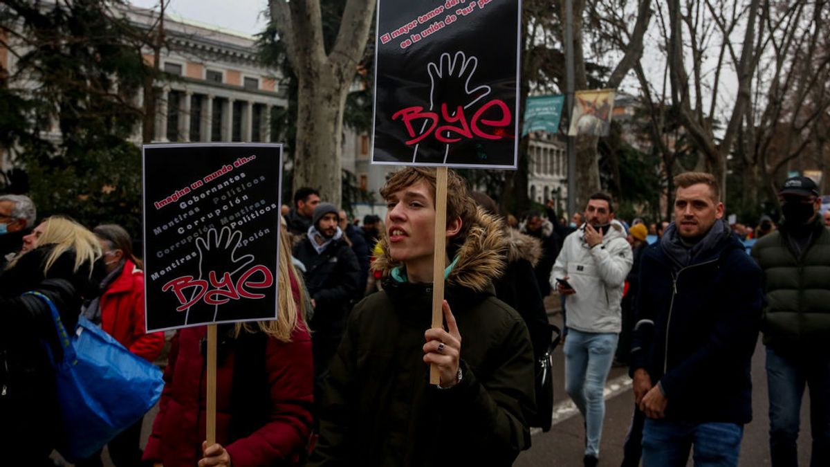 Los negacionistas marchan por Madrid al grito de "Illa, Illa, Illa, fuera mascarillas" Los negacionistas marchan por Madrid al grito de "Illa, Illa, Illa, fuera mascarillas"