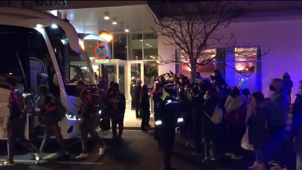 El troleo de unos niños a la salida del hotel del Real Madrid: "Alcoyano, Alcoyano..." El troleo de unos niños a la salida del hotel del Real Madrid: "Alcoyano, Alcoyano..."