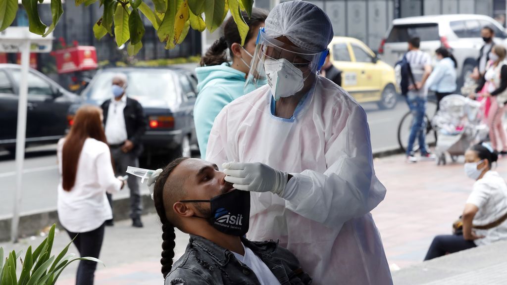 Sanitario realizando una PCR