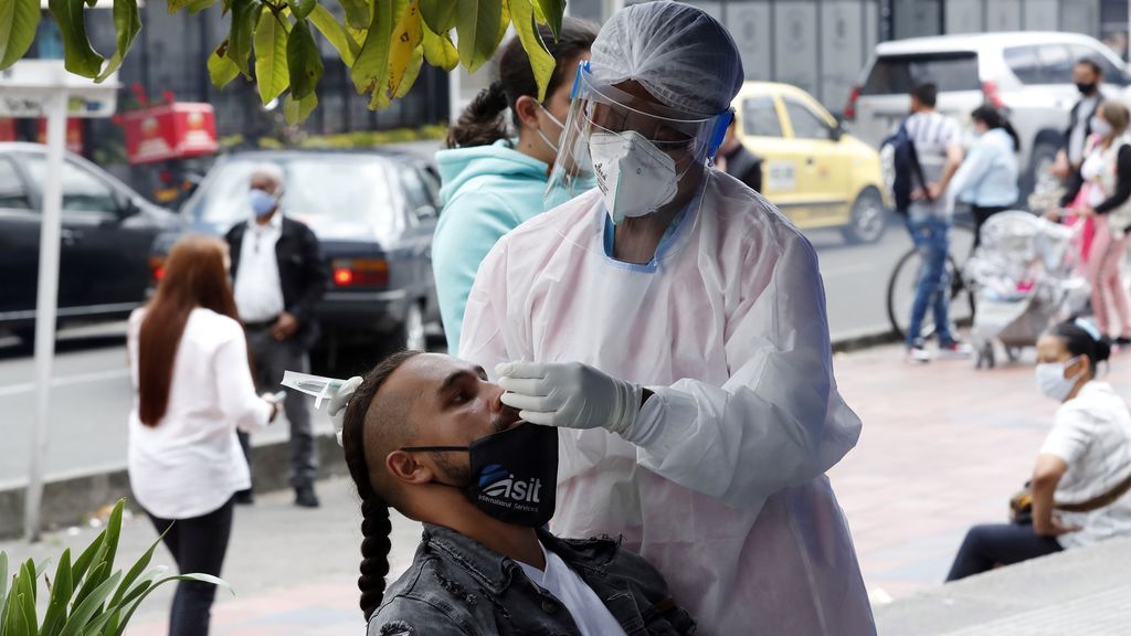 Sanitario realizando una PCR