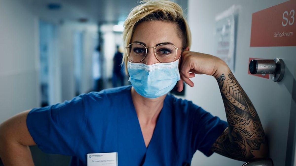 'Doc Caro', la doctora alemana amenazada de muerte por traer noticias del frente pandémico