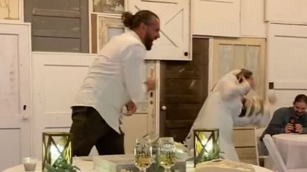 Lanza la tarta de boda a la cara de su novia tras no aceptar una broma en plena celebración