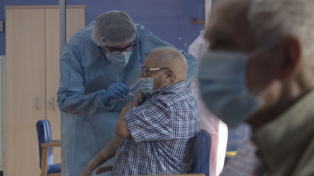 45 personas dan positivo en un residencia de Girona donde ya se habían puesto la primera dosis de la vacuna 45 personas dan positivo en un residencia de Girona donde ya se habían puesto la primera dosis de la vacuna