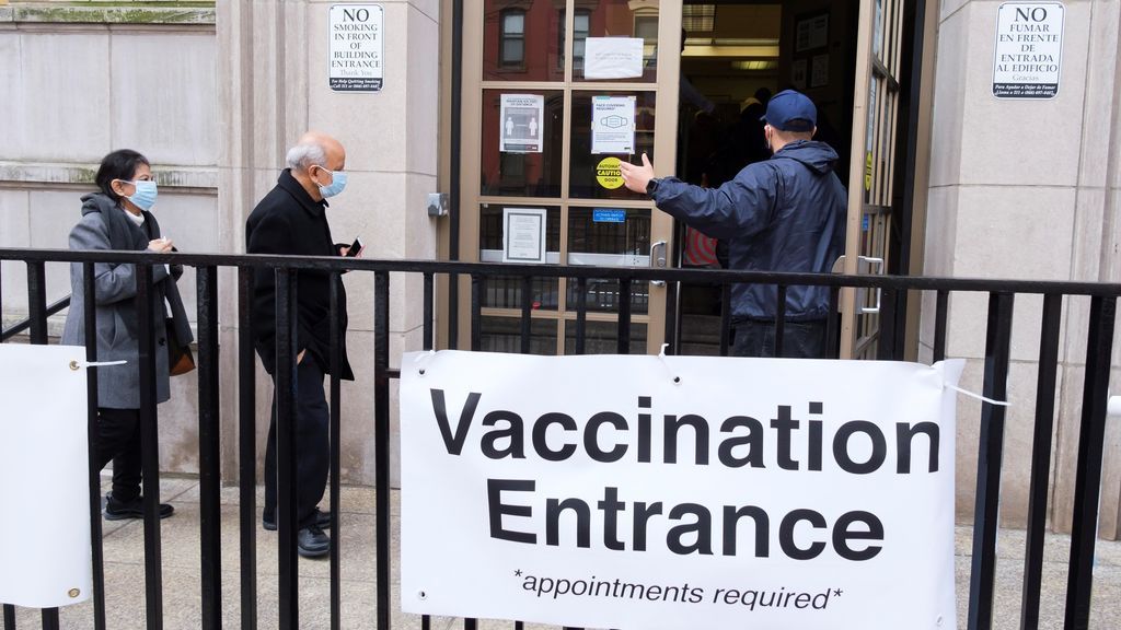 Miles de citas para la vacuna se cancelan ante la escasez de dosis en Estados Unidos Miles de citas para la vacuna se cancelan ante la escasez de dosis en Estados Unidos