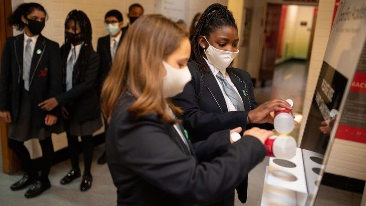 Peligra el regreso a las aulas en Reino Unido: la pandemia podría retrasarlo a abril e incluso mayo