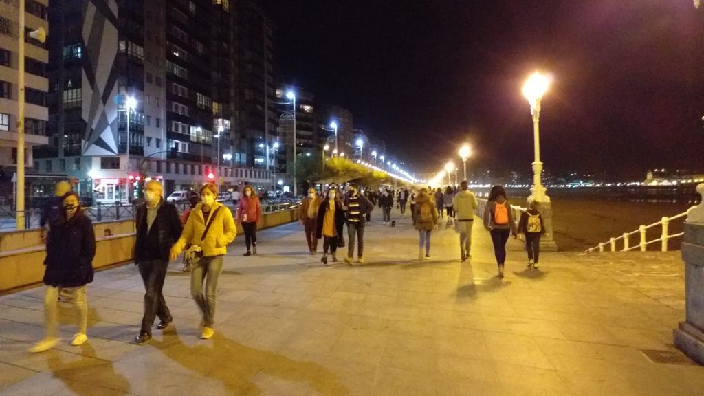 Gijón y Mieres comienzan a aplicar el cierre perimetral y las restricciones del nivel '4+' este domingo Gijón y Mieres comienzan a aplicar el cierre perimetral y las restricciones del nivel '4+' este domingo