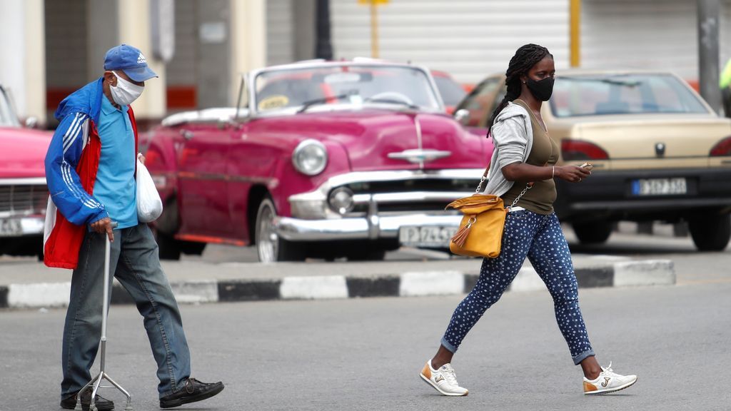 Cubanos con mascarilla por la calle