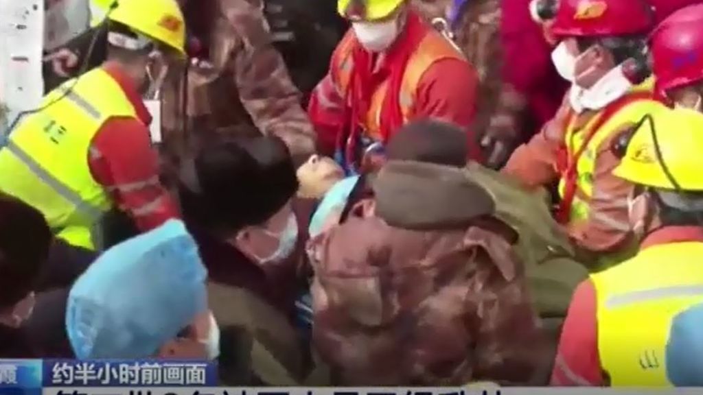 Rescatan a los primeros 11 de los 22 mineros chinos atrapados bajo tierra durante dos semanas