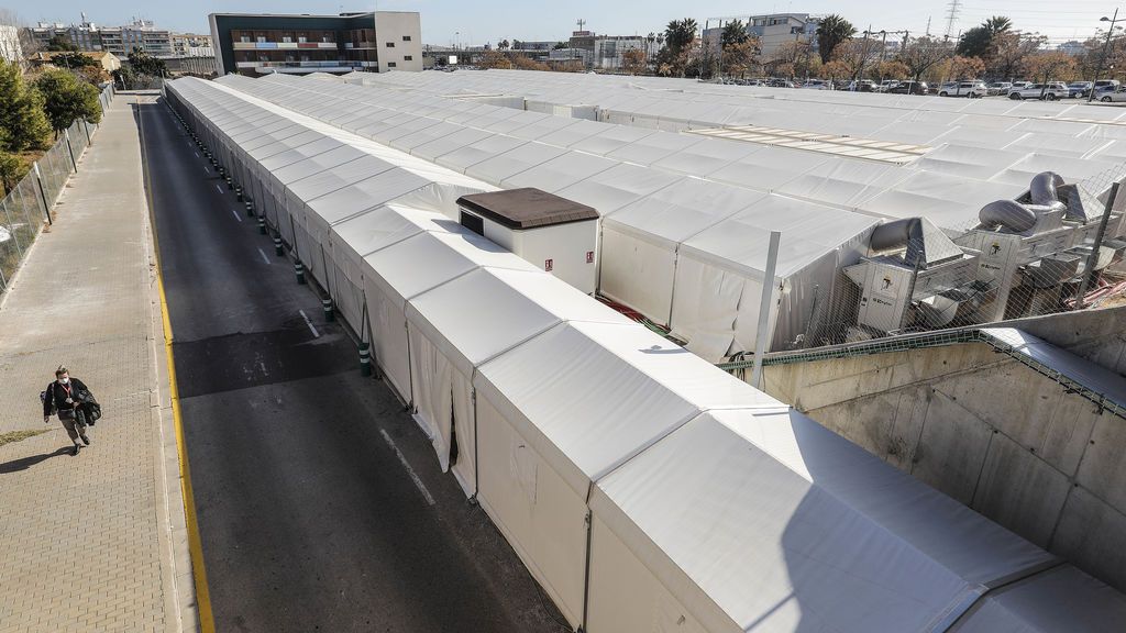 Trasladan a los pacientes del hospital de campaña de La Fe de Valencia por el fuerte viento Trasladan a los pacientes del hospital de campaña de La Fe de Valencia por el fuerte viento