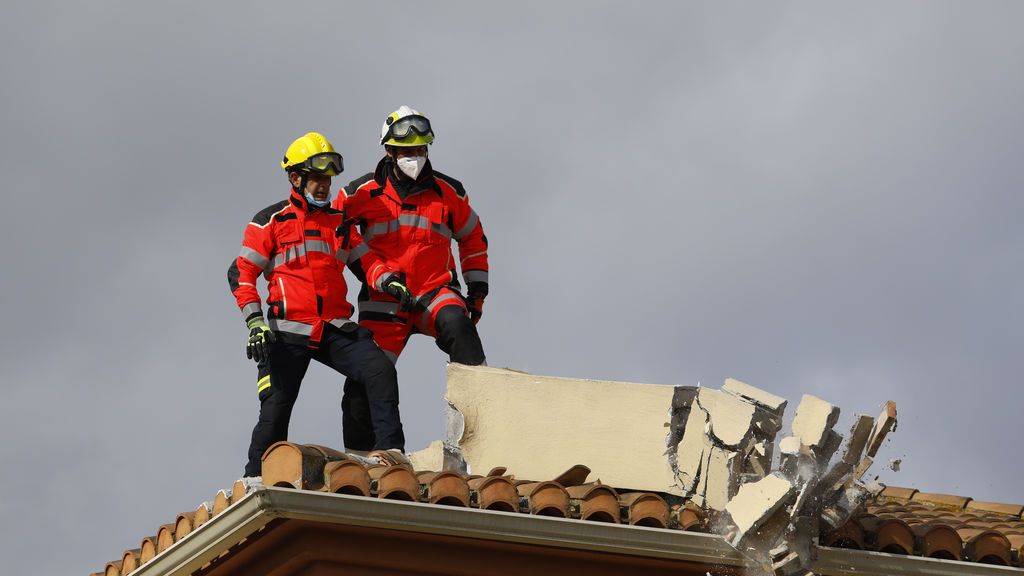 Bomberos retiran escombros tras el terremoto en Granada Bomberos retiran escombros tras el terremoto en Granada