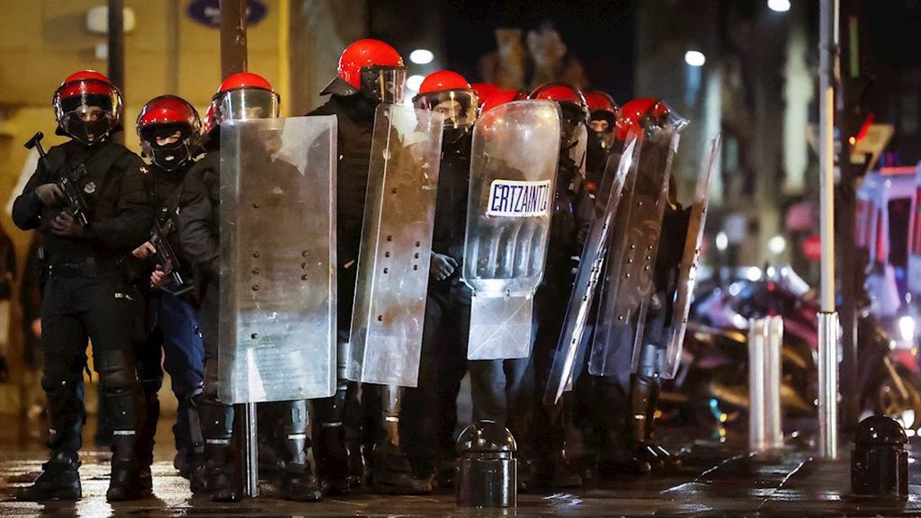 Dos ertzainas heridos al intervenir en un botellón en Santurtzi en el que participaban más de 30 personas Dos ertzainas heridos al intervenir en un botellón en Santurtzi en el que participaban más de 30 personas