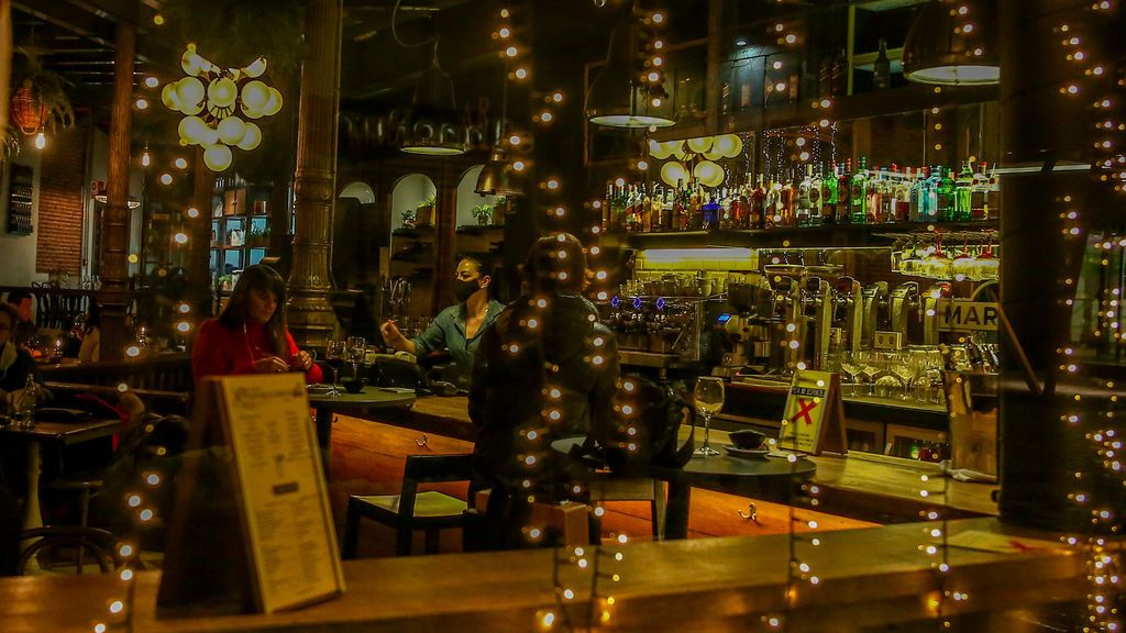 Prohibidas las reuniones en casa, toque de queda a las 22h y cierre de hostelería a las 21 desde este lunes en Madrid Prohibidas las reuniones en casa, toque de queda a las 22h y cierre de hostelería a las 21 desde este lunes en Madrid