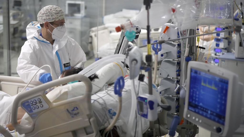 Los hospitales españoles, al borde del colapso tras dispararse los contagios Los hospitales españoles, al borde del colapso tras dispararse los contagios