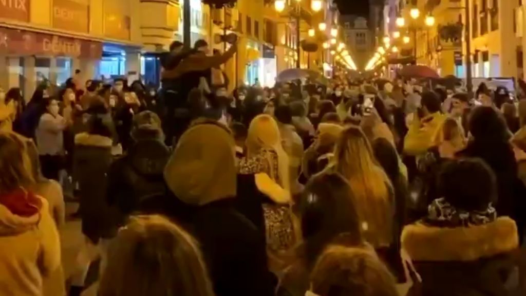 Aglomeraciones en el centro de Zaragoza durante un concierto improvisado en plena calle Aglomeraciones en el centro de Zaragoza durante un concierto improvisado en plena calle