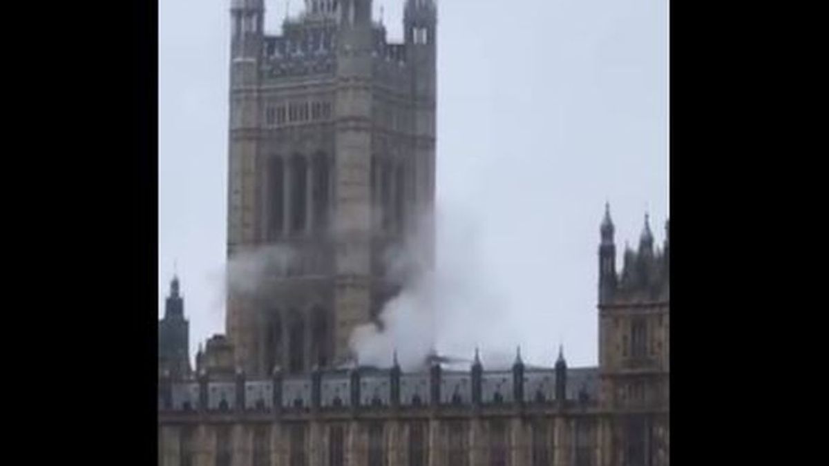 Una columna de humo se levanta en el Parlamento de Londres