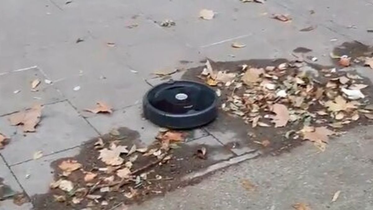 Un hombre se encuentra con un robot aspirador limpiando la calle de Barcelona: "Alguien se ha dejado la puerta abierta"