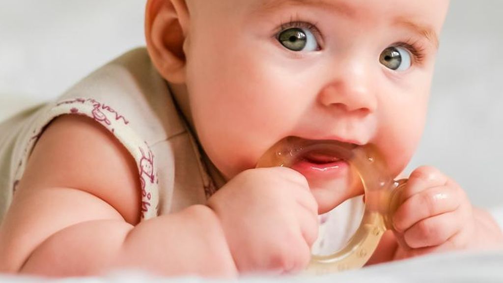 Llagas en la boca del bebé, un problema muy común en los primeros meses de vida: así habrá que tratarlas para que le duelan lo menos posible.