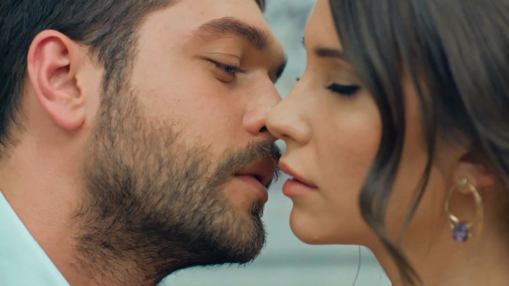 El casi beso de Pelin y Sinan