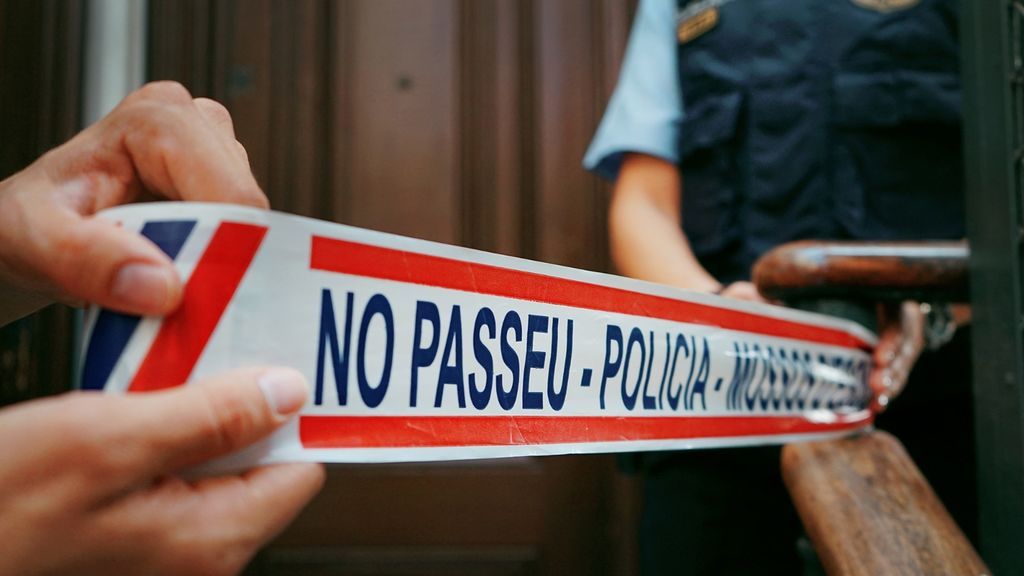 Los Mossos d'Esquadra detienen a un hombre por el presunto asesinato de su madre en Barcelona Los Mossos d'Esquadra detienen a un hombre por el presunto asesinato de su madre en Barcelona