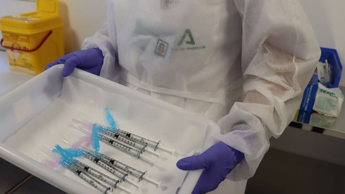 Un centenar de administrativos de la Junta de Andalucía se vacunan antes que sanitarios de primera línea