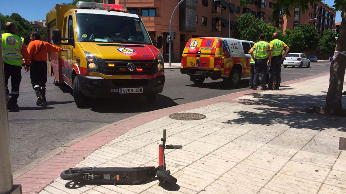 Un joven herido grave tras chocar su patinete contra un coche en Madrid Un joven herido grave tras chocar su patinete contra un coche en Madrid