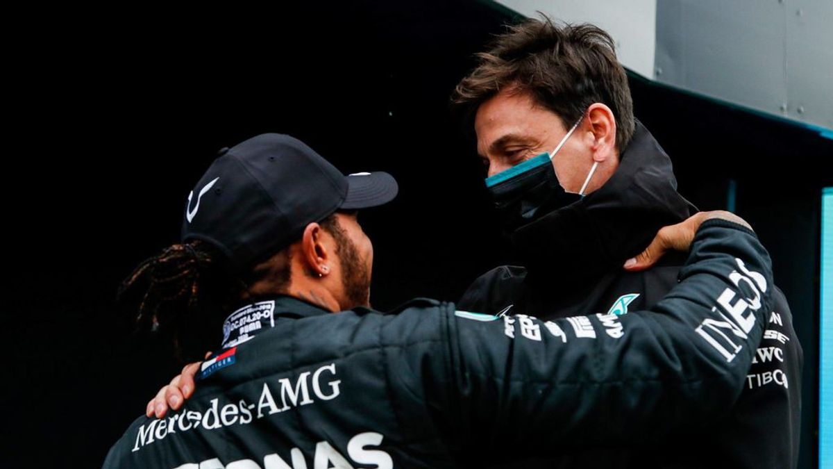 Toto Wolff afirma que Hamilton acabará renovando con Mercedes: "En algún momento firmaremos"