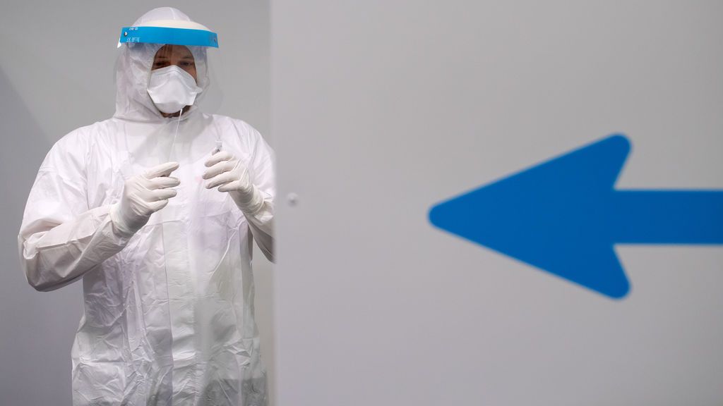 Un trabajador sanitario con una muestra para un test de coronavirus en el aeropuerto de Múnich