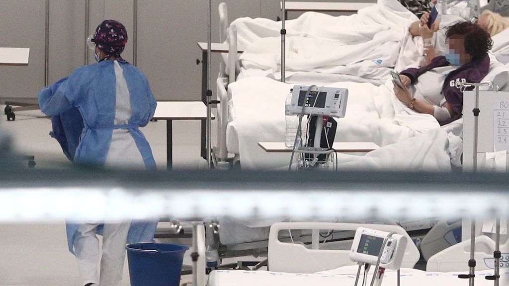 Alba, sanitaria en el Zendal: "Me impacta ver a celadores custodiando cadáveres, esperando a la funeraria" Alba, sanitaria en el Zendal: "Me impacta ver a celadores custodiando cadáveres, esperando a la funeraria"